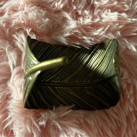 😍Gorgeous Gold Leaf Cuff Bracelet 😍 - Picture 6 of 8